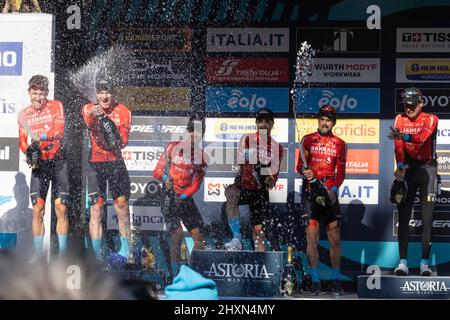 Tronto, Italia, 13/03/2022, Damiano Caruso d'Italia, Phil Bauhaus di Germania, Pello Bilbao Lopez De Armentia di Spagna, Heinrich Haussler d'Australia, Mikel Landa Meana di Spagna, Jan Tratnik di Slovenia, Jasha Sutterlin della Germania e del Team Bahrain vittorioso festeggiando a podio con champagne come miglior vincitore del team nel corso del 57th Tirreno-Adriatico 2022 - Stage 7 a 159km tappa da San Benedetto del Tronto a San Benedetto del Tronto / #TirrenoAdriatico / #WorldTour / il 13 marzo, 2022 a San Benedetto del Tronto. ©Foto: Cinzia Camela. Foto Stock