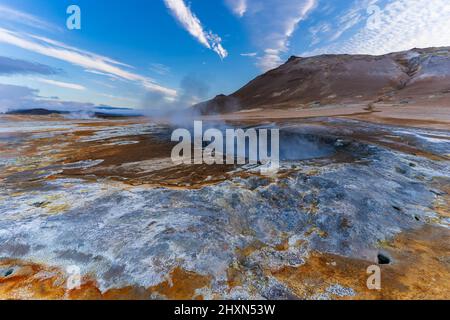 Bella vista aerea di Namaskard fango bollente area del vulcano geotermico in Islanda Foto Stock