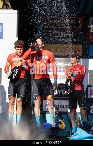 Tronto, Italia, 13/03/2022, Damiano Caruso d'Italia, Phil Bauhaus di Germania, Pello Bilbao Lopez De Armentia di Spagna, E il Team Bahrain vittorioso festeggiando a podio con champagne come miglior vincitore del team durante il 57th Tirreno-Adriatico 2022 - Stage 7 a 159km tappa da San Benedetto del Tronto a San Benedetto del Tronto / #TirrenoAdriatico / #WorldTour / il 13 marzo 2022 a San Benedetto del Tronto, Italia. ©Foto: Cinzia Camela. Foto Stock