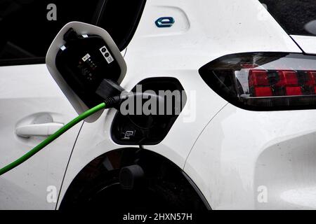 Marsiglia, Francia. 12th Mar 2022. Un primo piano di un'auto elettrica che ricarica le sue batterie in "rue de la loge" Marsiglia. Credit: SOPA Images Limited/Alamy Live News Foto Stock