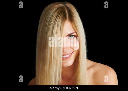Belle serrature di biondo. Testa e spalle di una bella giovane donna. Foto Stock