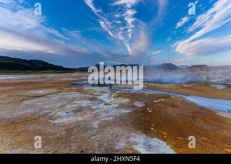 Bella vista aerea di Namaskard fango bollente area del vulcano geotermico in Islanda Foto Stock