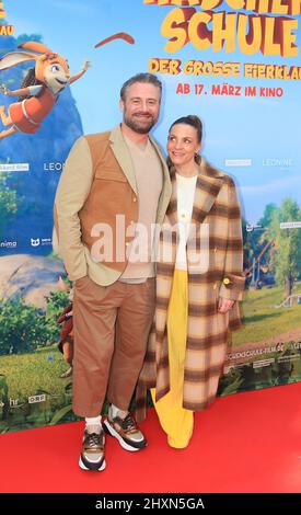 Sascha Schmitz aka Sasha mit Ehefrau Julia Röntgen bei der Premiere des Kinofilms 'Die Häschenschule - Der große Eierklau' in den Zeise Kinos. Amburgo Foto Stock