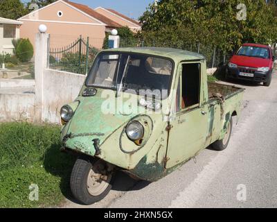 Arrugginito vecchio Mazda K360 3 whhel camion ancora in uso a Corfù Grecia Foto Stock