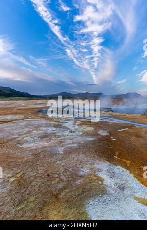 Bella vista aerea di Namaskard fango bollente area del vulcano geotermico in Islanda Foto Stock