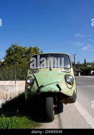 Arrugginito vecchio Mazda K360 3 whhel camion ancora in uso a Corfù Grecia Foto Stock