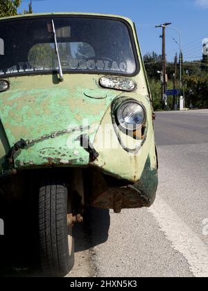 Arrugginito vecchio Mazda K360 3 whhel camion ancora in uso a Corfù Grecia Foto Stock