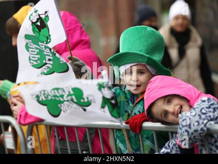 Londra, Gran Bretagna. 13th Mar 2022. I bambini guardano la St. Patrick's Day Parade a Londra, Gran Bretagna, 13 marzo 2022. Credit: Li Ying/Xinhua/Alamy Live News Foto Stock