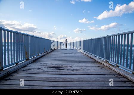 Paphos, Cipro. 13th Mar 2022. Una donna si trova al molo di Limni, nella zona di Polis Chrisochous. Credit: SOPA Images Limited/Alamy Live News Foto Stock