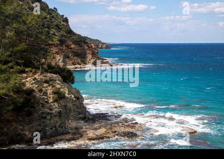 Paphos, Cipro. 13th Mar 2022. Una vista generale della baia di Chrysochous nella penisola di Akamas. Akamas è un promontorio e capo all'estremità nord-occidentale di Cipro con una superficie di 230 kmq. Credit: SOPA Images Limited/Alamy Live News Foto Stock