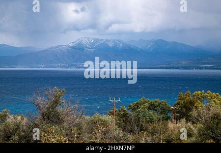 Paphos, Cipro. 13th Mar 2022. Una vista generale della baia di Chrysochous nella penisola di Akamas. Akamas è un promontorio e capo all'estremità nord-occidentale di Cipro con una superficie di 230 kmq. (Foto di George Christophorou/SOPA Images/Sipa USA) Credit: Sipa USA/Alamy Live News Foto Stock