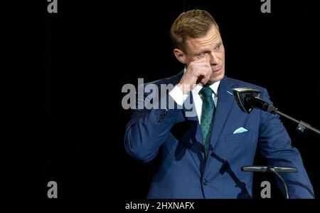 St. Paul, Stati Uniti. 13th Mar 2022. Mikko Koivu si raccoglie mentre parla dei suoi figli durante una cerimonia di ritiro del suo numero Domenica, 13 marzo, presso lo Xcel Energy Center di St. Paul, Minnesota. (Foto di Carlos Gonzalez/Minneapolis Star Tribune/TNS/Sipa USA) Credit: Sipa USA/Alamy Live News Foto Stock