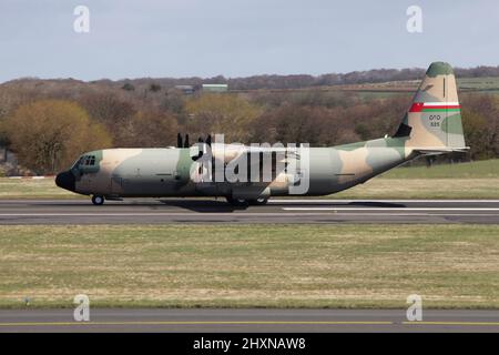 525, un Lockheed Martin C-130J Hercules gestito dalla Royal Air Force di Oman, all'aeroporto internazionale di Prestwick in Ayrshire, Scozia. Foto Stock