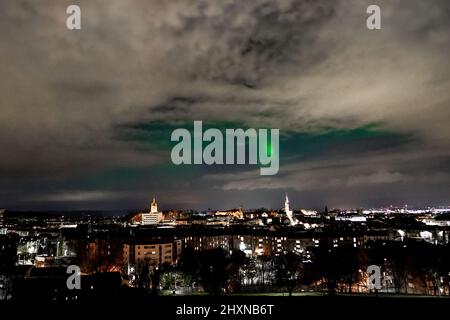 Tempo britannico: Paisley , Scozia 13th marzo 2022, una tempesta geomagnetica questa sera nord ha prodotto una visibile aurora fino a sud almeno paisley, le colonne aurora dove abbastanza forte da essere visto anche con la leggera poluzione dalla città più grande scotlands Foto Stock