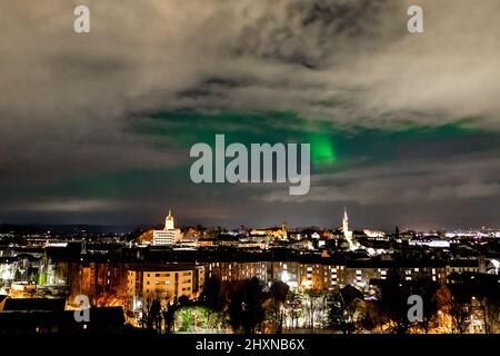 Tempo britannico: Paisley , Scozia 13th marzo 2022, una tempesta geomagnetica questa sera nord ha prodotto una visibile aurora fino a sud almeno paisley, le colonne aurora dove abbastanza forte da essere visto anche con la leggera poluzione dalla città più grande scotlands Foto Stock