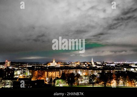 Tempo britannico: Paisley , Scozia 13th marzo 2022, una tempesta geomagnetica questa sera nord ha prodotto una visibile aurora fino a sud almeno paisley, le colonne aurora dove abbastanza forte da essere visto anche con la leggera poluzione dalla città più grande scotlands Foto Stock