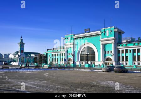 Novosibirsk, Siberia, Russia, 03.12.2022: La stazione principale della ferrovia Trans-Siberiana. La piazza di fronte alla stazione ferroviaria di Novosibirsk-Glavny Foto Stock