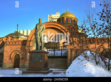 Novosibirsk, Siberia, Russia, 03.12.2022: Monumento allo zar russo con suo figlio. Statua dell'imperatore Nicholas Alexandrovich con Tsarevich Alexei Foto Stock