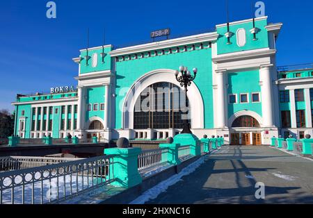 Novosibirsk, Siberia, Russia, 03.12.2022: La stazione principale della ferrovia Trans-Siberiana. La piazza di fronte alla stazione ferroviaria di Novosibirsk-Glavny Foto Stock