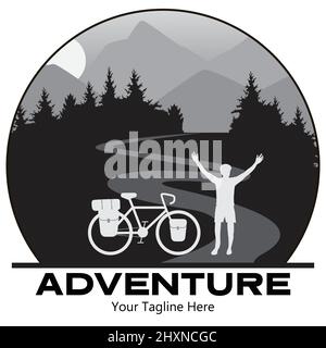 Il pilota alza la mano con la bici da turismo con le borse bikepacking e la tenda sulla vista della montagna. Disegno di un emblema vettoriale e illustrativo. Illustrazione Vettoriale