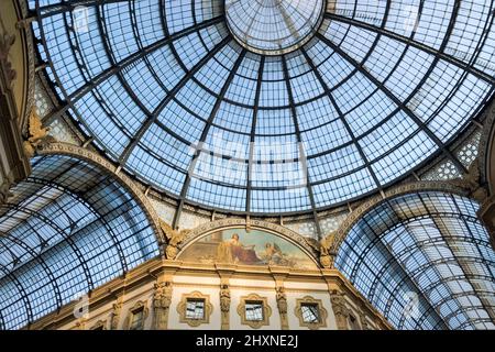 Dettaglio architettonico della Galleria Vittorio Emanuele II nella città di Milano, la più antica galleria commerciale attiva d'Italia e un importante punto di riferimento Foto Stock