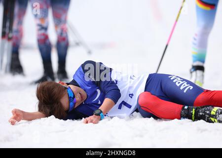 Taiki Kawayoke (JPN), 13 MARZO 2022 - Sci di fondo : Open Relay 4x2.5km durante i Giochi Paralimpici invernali di Pechino 2022 al National Biathlon Centre di Zhangjiakou, Hebei, Cina. (Foto di Yohei Osada/AFLO SPORT) Foto Stock