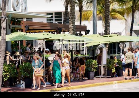 Miami Beach, FL, USA - 12 marzo 2022: Scena su Ocean Drive che mostra la folla di turisti in visita per vacanze Spring Break Foto Stock