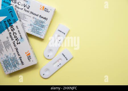Scatole per test con tampone rapido per la malattia del virus COVID-19 Foto Stock