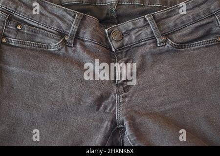 La parte superiore dei vecchi jeans neri con tasche Foto Stock