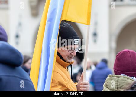 09-03-2022. cracovia-polonia. Manifestanti nella piazza principale di Cracovia - Rynek Główny. Manifestanti a favore dell'intervento della NATO in Ucraina-Russi Foto Stock