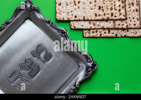 Un insieme di matzah accanto ad un vassoio d'argento con le parole 'matzah' scritte in ebraico (per l'editore in ebraico - matzah - pane per Pasqua) Foto Stock
