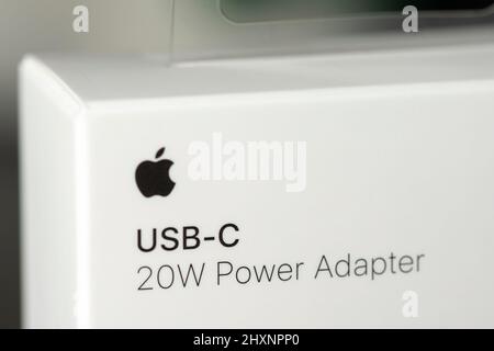 Adattatore di alimentazione USB-C da 20 watt marca Apple Inc. Confezione originale Foto Stock