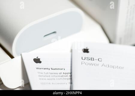 Adattatore di alimentazione USB-C da 20 watt a marchio Apple Inc con confezione originale e dépliant di garanzia Foto Stock