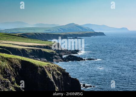 La costa lungo la penisola di Dingle vista da Slea Head Drive, Dingle, Irlanda Foto Stock