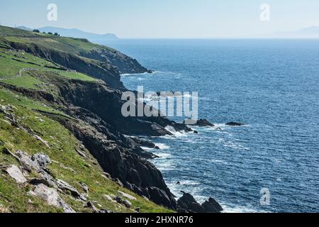 La costa lungo la penisola di Dingle vista da Slea Head Drive, Dingle, Irlanda Foto Stock
