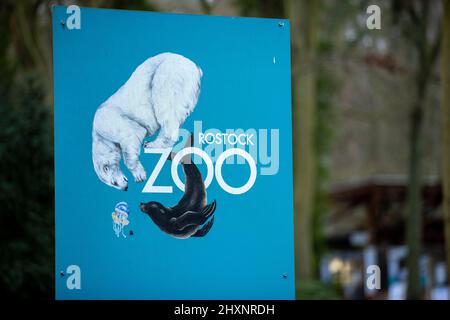Rostock, Germania. 18th Jan 2022. L'area d'ingresso allo Zoo di Rostock con il nuovo logo. Credit: Jens Büttner/dpa-Zentralbild/dpa/Alamy Live News Foto Stock