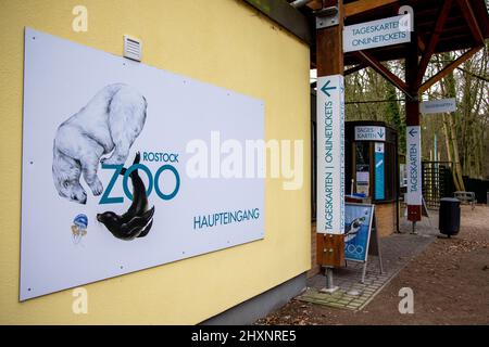 Rostock, Germania. 18th Jan 2022. L'area d'ingresso allo Zoo di Rostock con il nuovo logo. Credit: Jens Büttner/dpa-Zentralbild/dpa/Alamy Live News Foto Stock