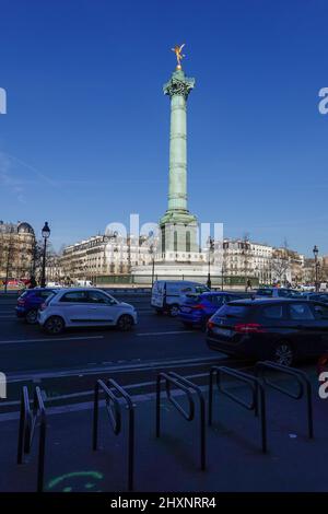 Traffico passando la colonna di luglio al nuovo ridisegnato Place Bastille, Parigi, Francia. Foto Stock