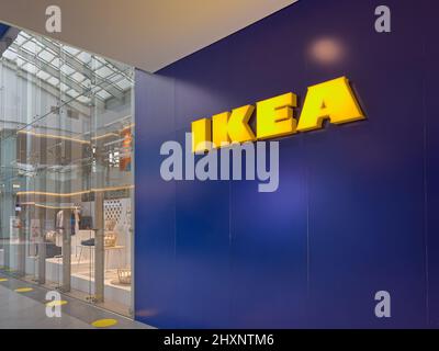 Antalya, Turchia - 12 marzo 2022: Logo IKEA all'ingresso del negozio Ikea all'interno del centro commerciale Foto Stock