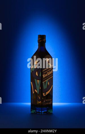 Praga, Repubblica Ceca - Gennaio 14,2022: Johnnie Walker Blue Label 60y Icons.The marchio è stato stabilito per la prima volta dal drogante John Walker. È il più grande Foto Stock