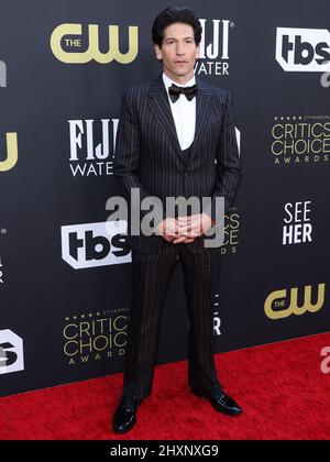 CENTURY CITY, LOS ANGELES, CALIFORNIA, Stati Uniti d'America - 13 MARZO: Jon Bernthal indossa Dolce & Gabbana arriva ai 27th Annual Critics' Choice Awards, che si tengono al Fairmont Century Plaza Hotel il 13 marzo 2022 a Century City, Los Angeles, California, Stati Uniti. (Foto di Xavier Collin/Image Press Agency) Foto Stock