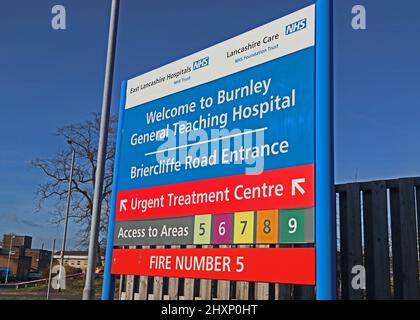 Cartello all'ingresso principale del Burnley General Hospital Foto Stock