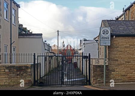Vicolo con cancello tra le spalle di due file di case a schiera, Burnley Foto Stock