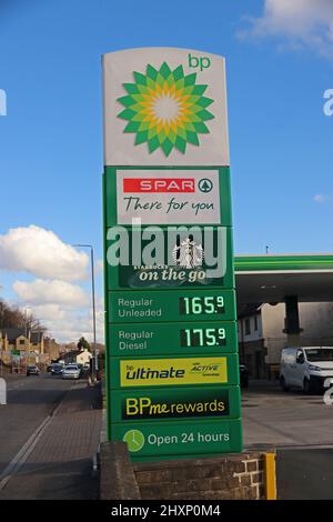 Cartello all'esterno della stazione di servizio BP Foto Stock