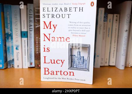 Elizabeth Strout il mio 'Nome è Lucy Barton' libro copertina bookcover donna americana scrittore scrittore libri sullo scaffale del libro in UK KATHY DEWITT Foto Stock