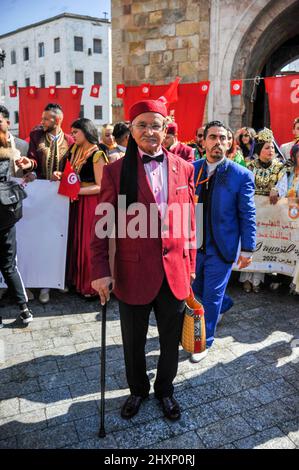 Tunisi, Tunisia. 13th Mar 2022. Tunisi, Tunisia. 14 marzo 2022. I tunisini che indossano costumi tradizionali celebrano la "Giornata Nazionale dell'abito e dell'artigianato tradizionale" a Tunisi. Durante l'evento, organizzato dalla Tunisia Heritage Association, i tunisini commemorano la loro storia, il loro patrimonio e l'artigianato. Quest'anno i partecipanti hanno iniziato la marcia da Madrasa Slimania, la storica madrasa islamica dell'epoca ottomana nella città vecchia di Tunisi, dirigendosi verso la statua di Ibn Khaldun in Place de l'Independance. Festa nazionale del costume tradizionale in Tunisia celebrata a Marc Foto Stock