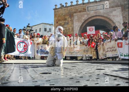 Tunisi, Tunisia. 13th Mar 2022. Tunisi, Tunisia. 14 marzo 2022. I tunisini che indossano costumi tradizionali celebrano la "Giornata Nazionale dell'abito e dell'artigianato tradizionale" a Tunisi. Durante l'evento, organizzato dalla Tunisia Heritage Association, i tunisini commemorano la loro storia, il loro patrimonio e l'artigianato. Quest'anno i partecipanti hanno iniziato la marcia da Madrasa Slimania, la storica madrasa islamica dell'epoca ottomana nella città vecchia di Tunisi, dirigendosi verso la statua di Ibn Khaldun in Place de l'Independance. Festa nazionale del costume tradizionale in Tunisia celebrata a Marc Foto Stock