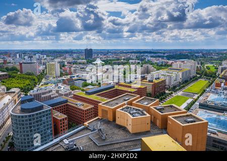 Paesaggio urbano del centro di Berlino in Germania, vista aerea con Tilla Durieux Park sulla destra. Foto Stock