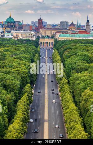 Skyline di Berlino in Germania, vista aerea sulla strada attraverso il parco Tiergarten verso la porta di Brandeburgo. Foto Stock