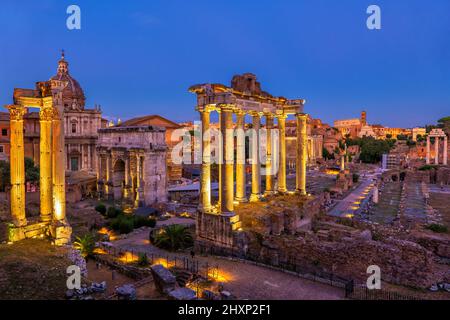 Nighfall alle rovine dell'antico Foro Romano nella città di Roma in Italia. Foto Stock